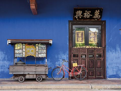 The architecture of the Blue Mansion fuses traditional southern Chinese with art nouveau and Anglo-Indian influences.