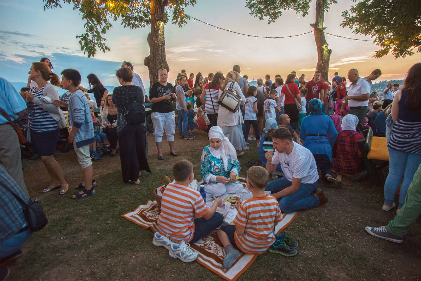 <p>Uma família prepara-se para quebrar o jejum do Ramadã com um piquenique no antigo Forte Amarelo, a norte do rio Miljacka, enquanto outros moradores da cidade apreciam um tranquilo pôr do sol.</p>
